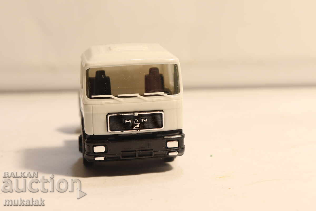 HERPA H0 1/87 MAN CAP TRACTOR MODEL cu preț € 3.00 | 5.87 BGN