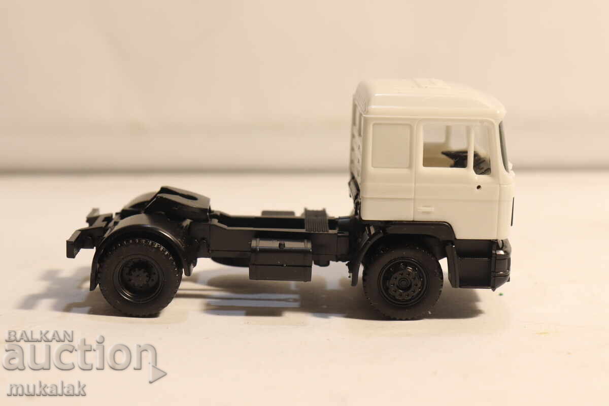 Licitație HERPA H0 1/87 MAN CAP TRACTOR MODEL