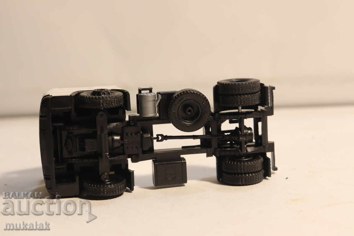 HERPA H0 1/87 MAN CAP TRACTOR MODEL - 5
