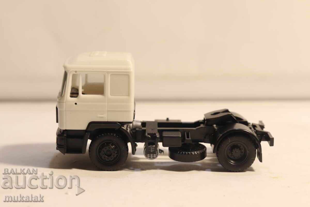 HERPA H0 1/87 MAN CAP TRACTOR MODEL