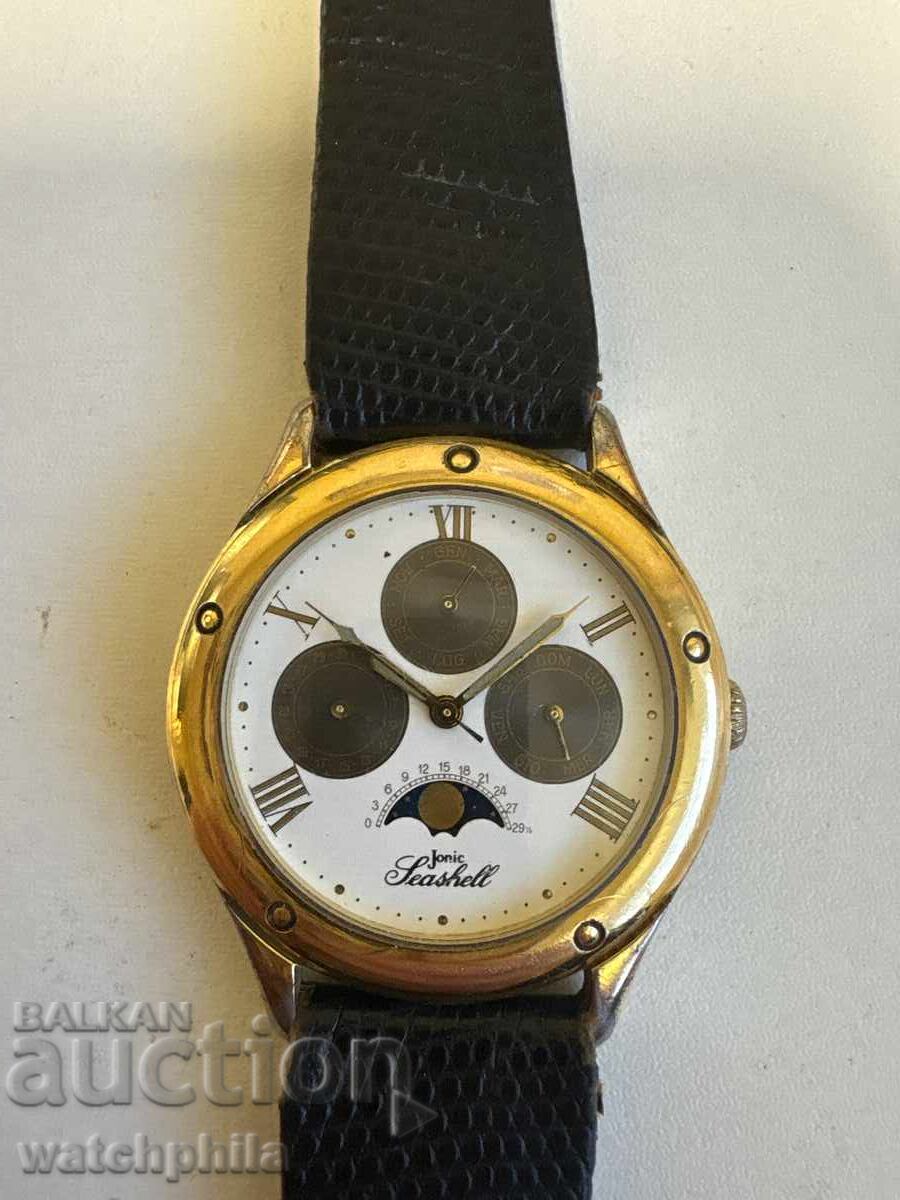 Ceas bărbătesc placat cu aur, cu trei calendare, scoică. Funcționează, rar cu preț € 1.50 | 2.93 BGN