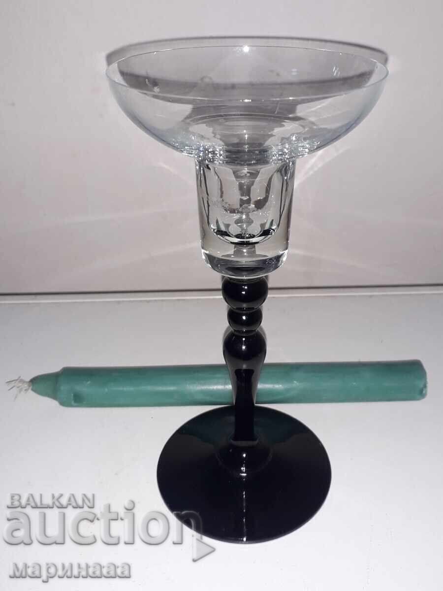 Livrarea Candelabru cu lumânare. Sticlă subțire Livrarea Candelabru cu lumânare. Sticlă subțire