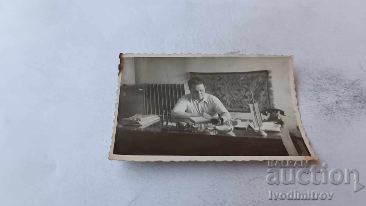 Φωτογραφία Άνδρας πίσω από γραφείο