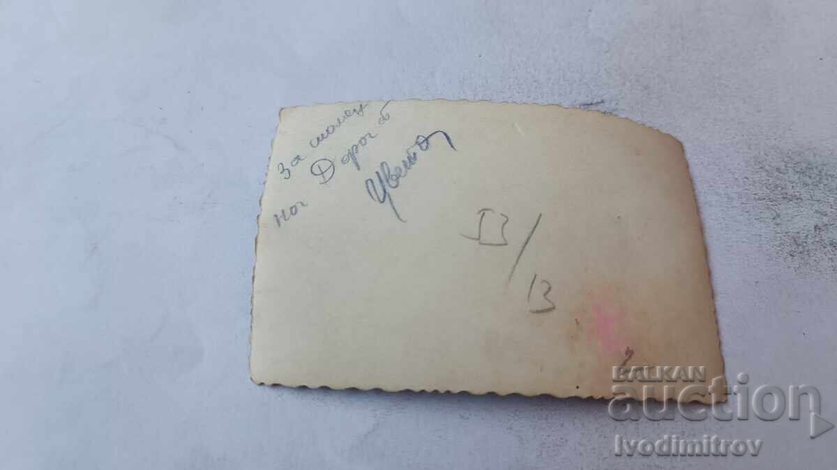 Fotografie Tânăra femeie la birou cu preț € 0.67 | 1.31 BGN Fotografie Tânăra femeie la birou cu preț € 0.67 | 1.31 BGN