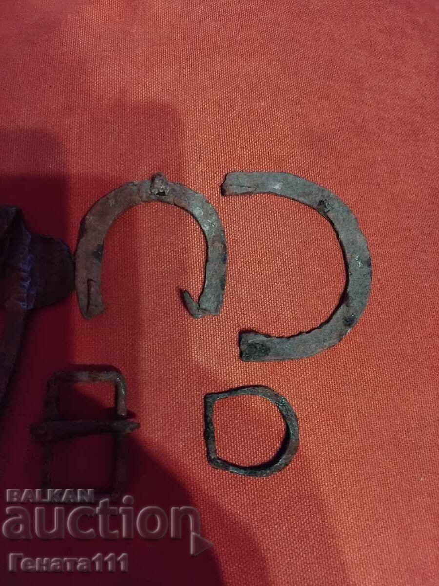 O mulțime de obiecte metalice vechi cu preț € 10.00 | 19.56 BGN O mulțime de obiecte metalice vechi cu preț € 10.00 | 19.56 BGN