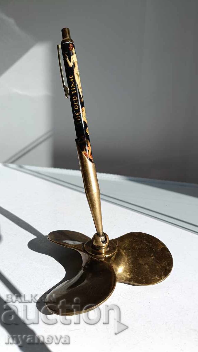 Suport vintage pentru pix în formă de elice de navă cu preț € 70.00 | 136.91 BGN