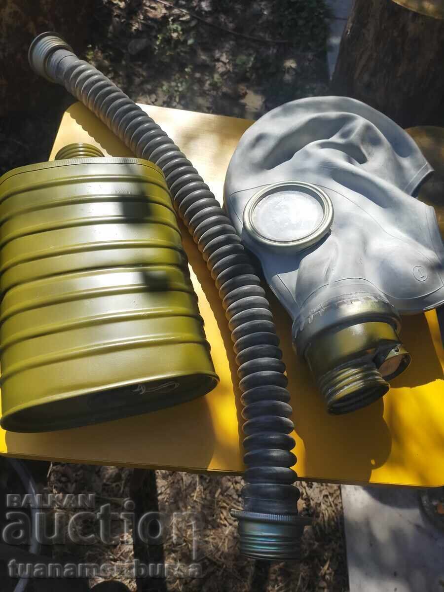 Geantă militară și mască de gaz