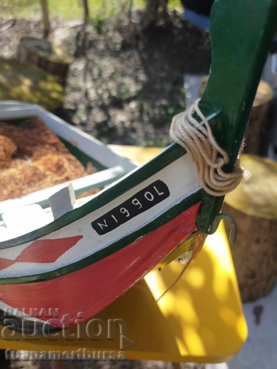 Livrarea Barcă din lemn