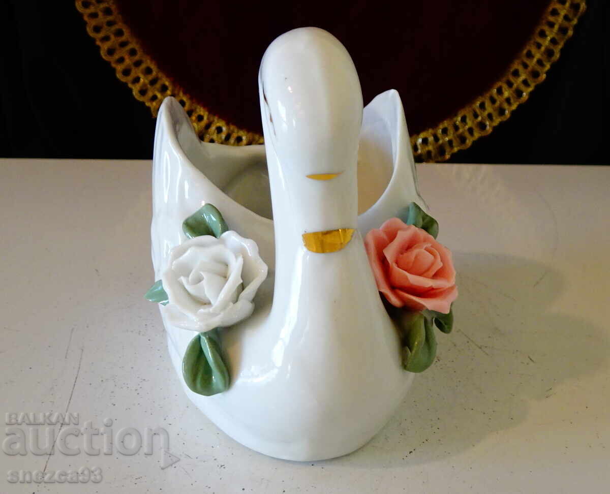 Lebădă figurină porțelan, bijutieră cu trandafiri, aur cu preț € 9.90 | 19.36 BGN