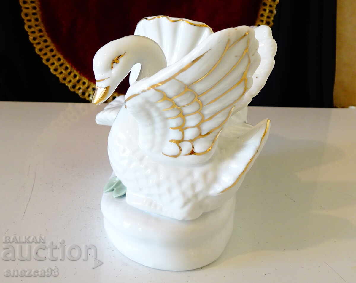 Auction  Swan porcelain figurine, jeweler, vase, gold, roses