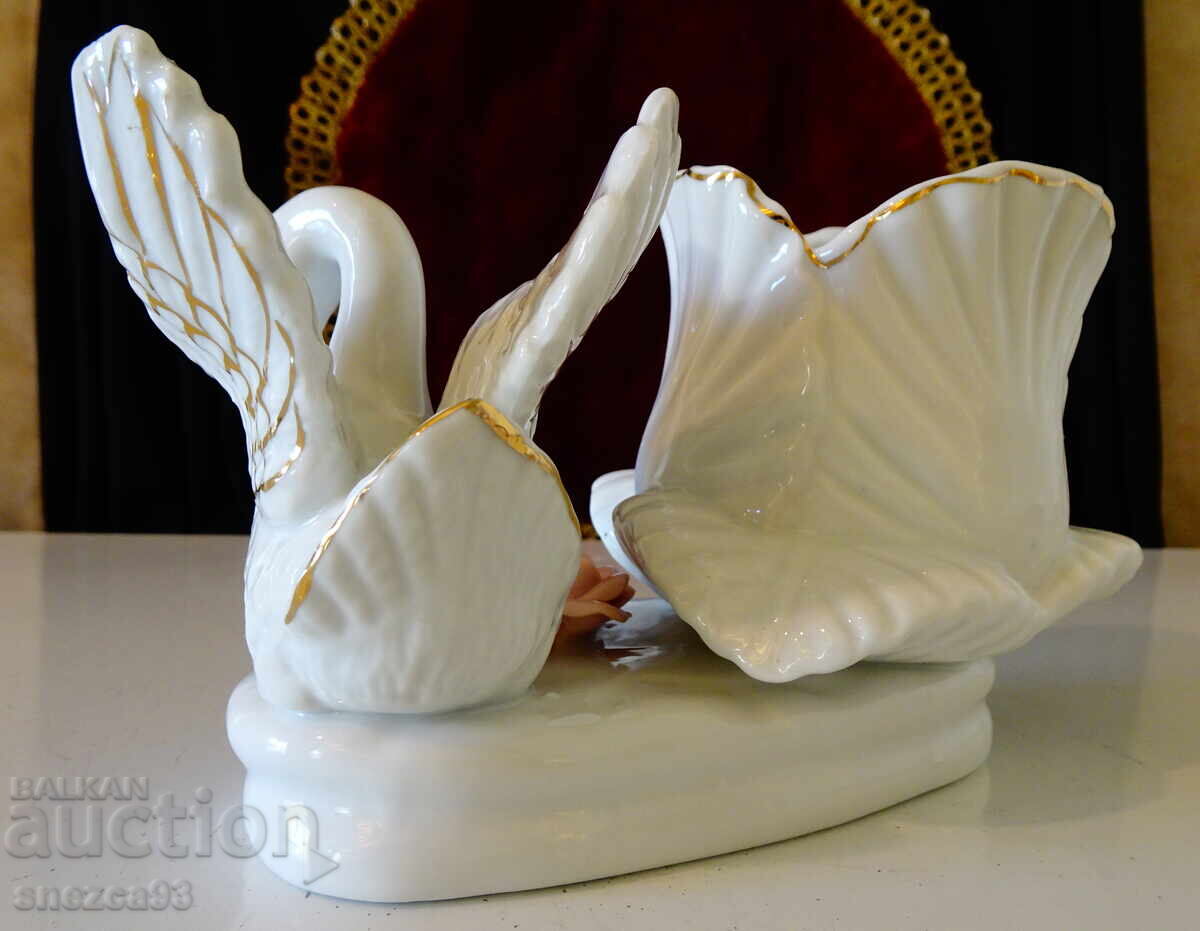 Delivery of Swan porcelain figurine, jeweler, vase, gold, roses
