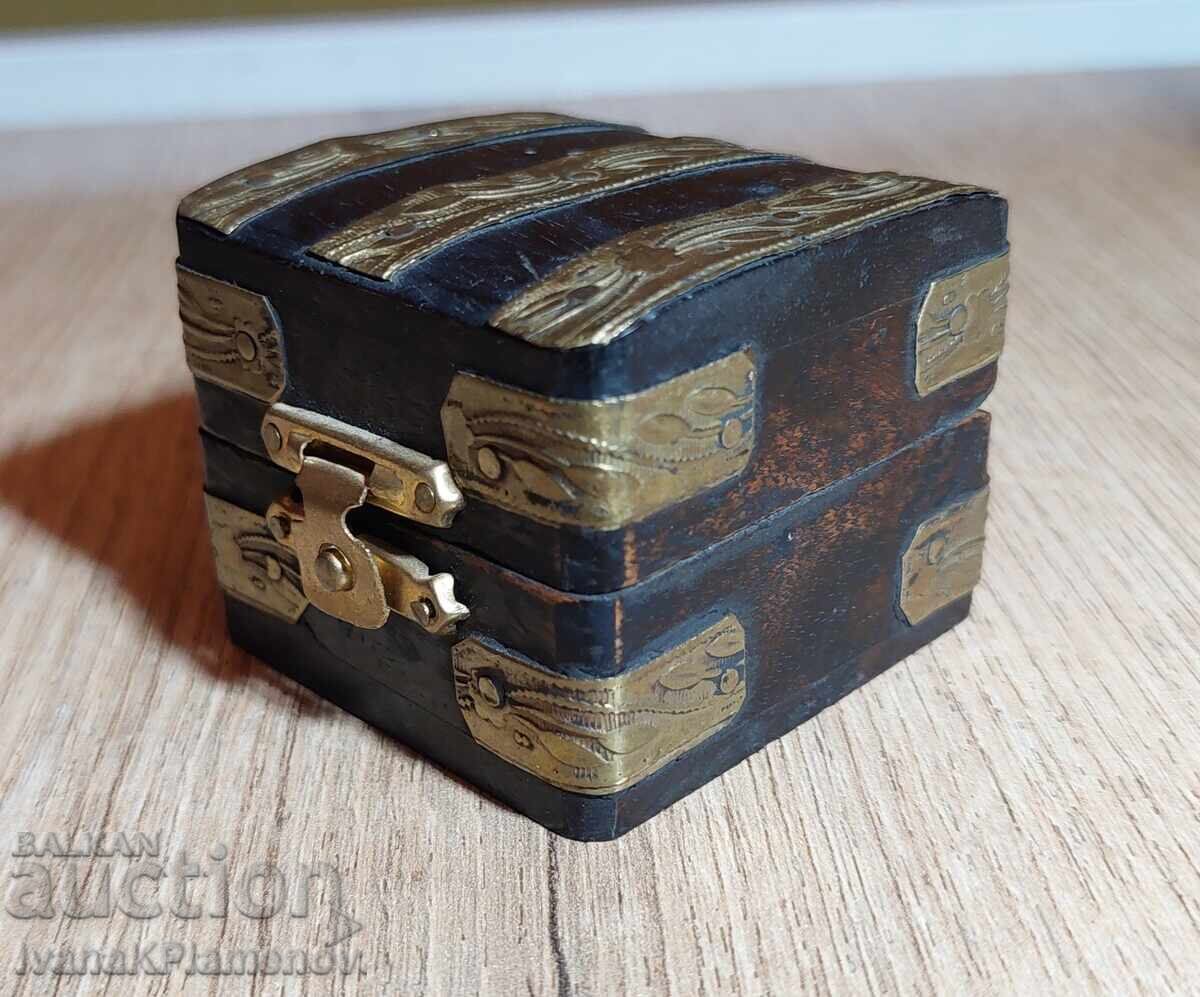 Auction  Wooden box with brass fittings for connoisseurs