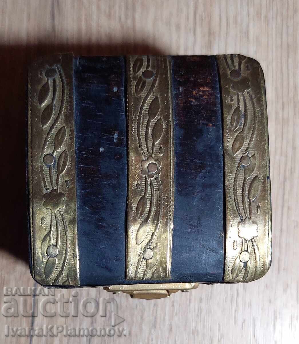 Wooden box with brass fittings for connoisseurs - 5