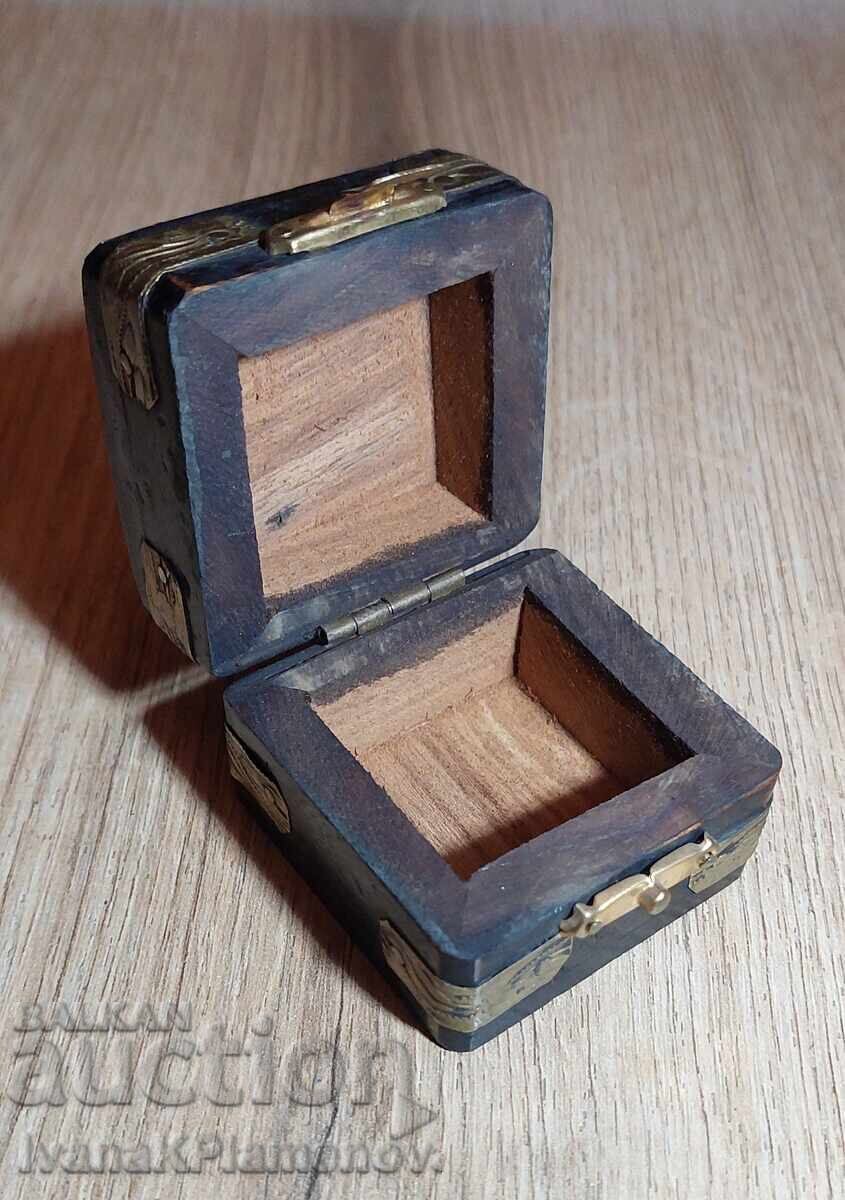 Wooden box with brass fittings for connoisseurs - 6