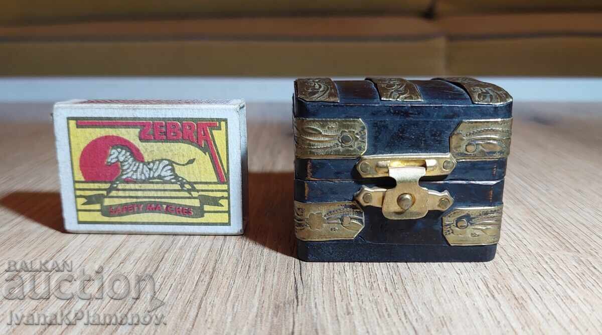 Wooden box with brass fittings for connoisseurs - 7