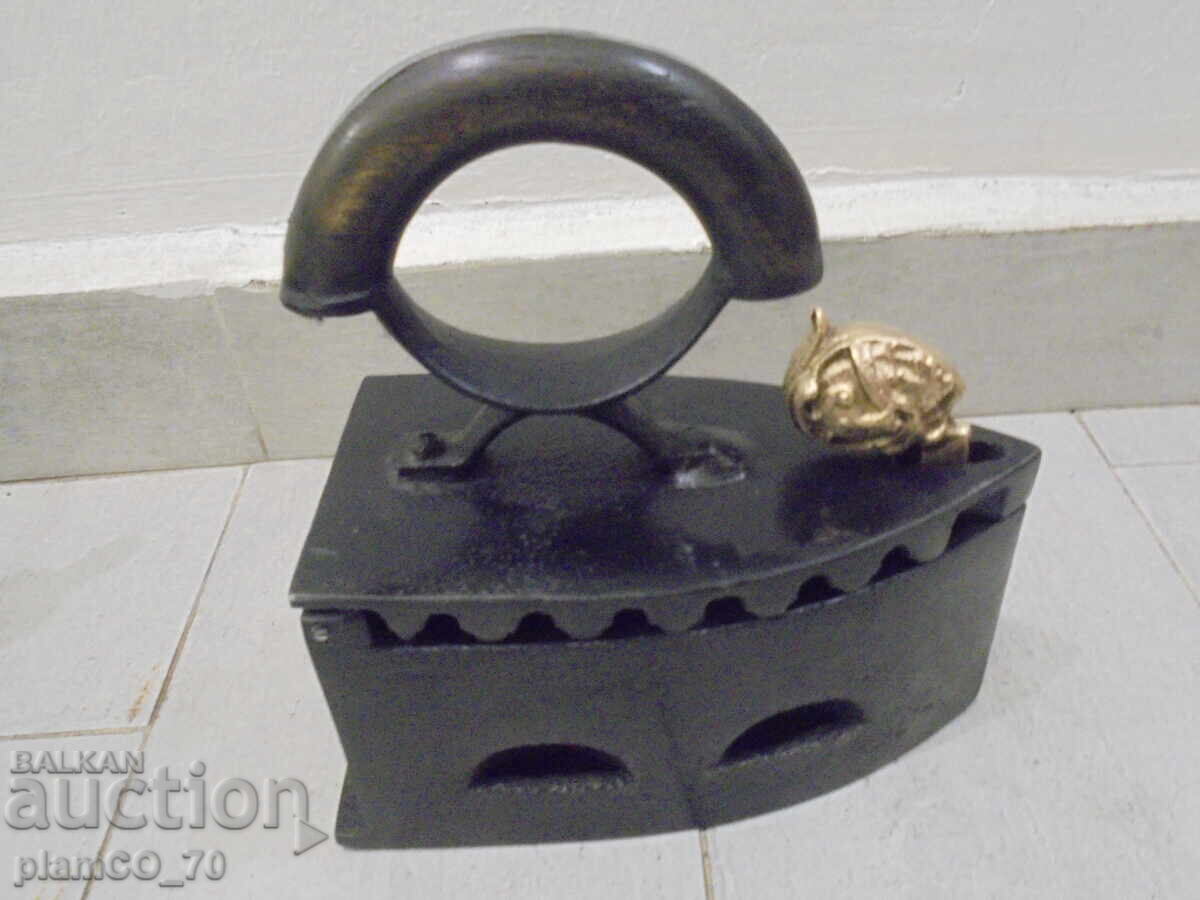 Δημοπρασία №*8527 Παλιά σιδερώστρα με κάρβουνα