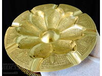 Pepelnik ot persiĭski bronz s 8 gnezda