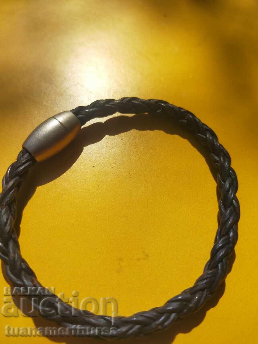 O brățară din piele cu preț € 8.00 | 15.65 BGN O brățară din piele cu preț € 8.00 | 15.65 BGN