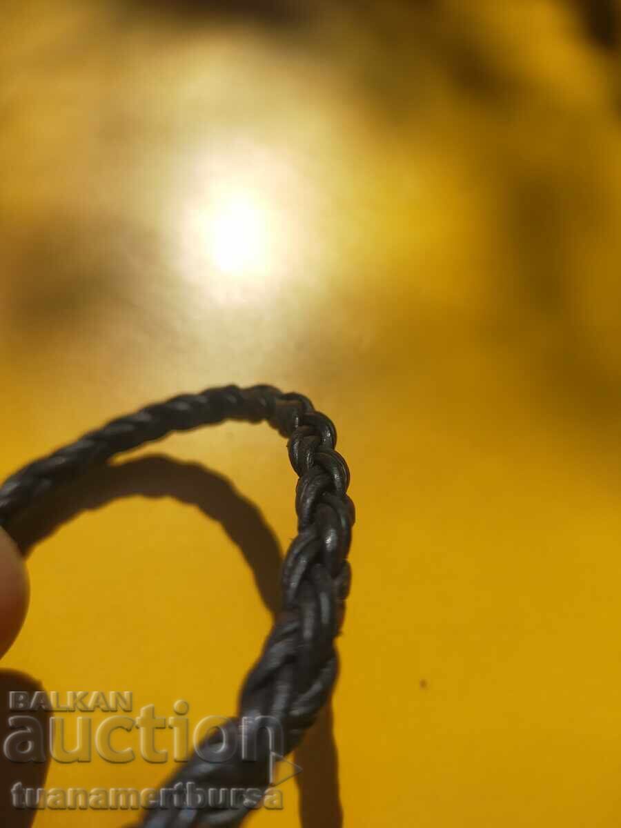 Licitație O brățară din piele Licitație O brățară din piele