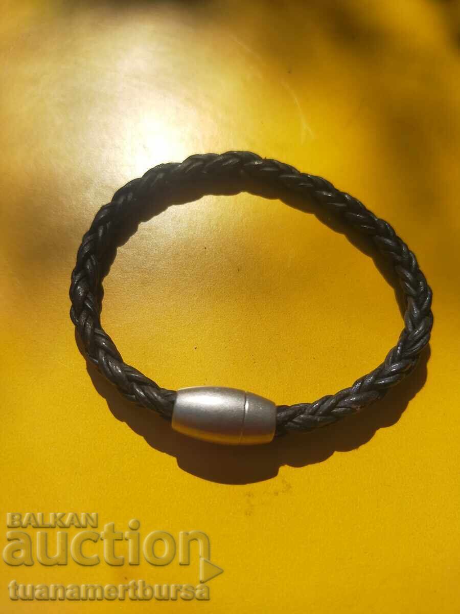 O brățară din piele O brățară din piele