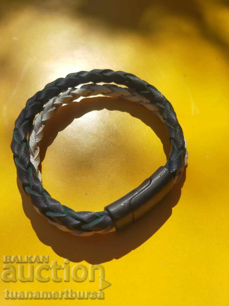 O brățară din piele cu preț € 8.00 | 15.65 BGN