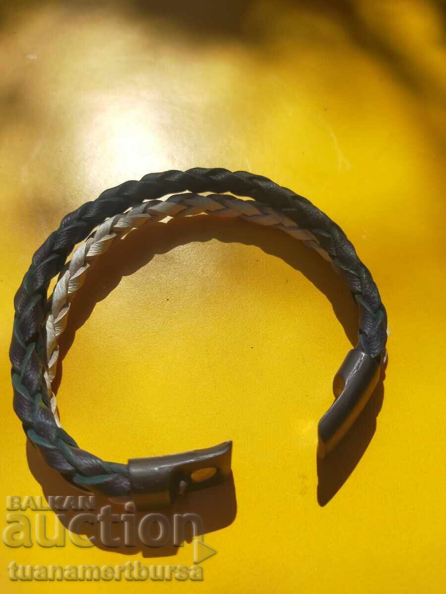 Licitație O brățară din piele