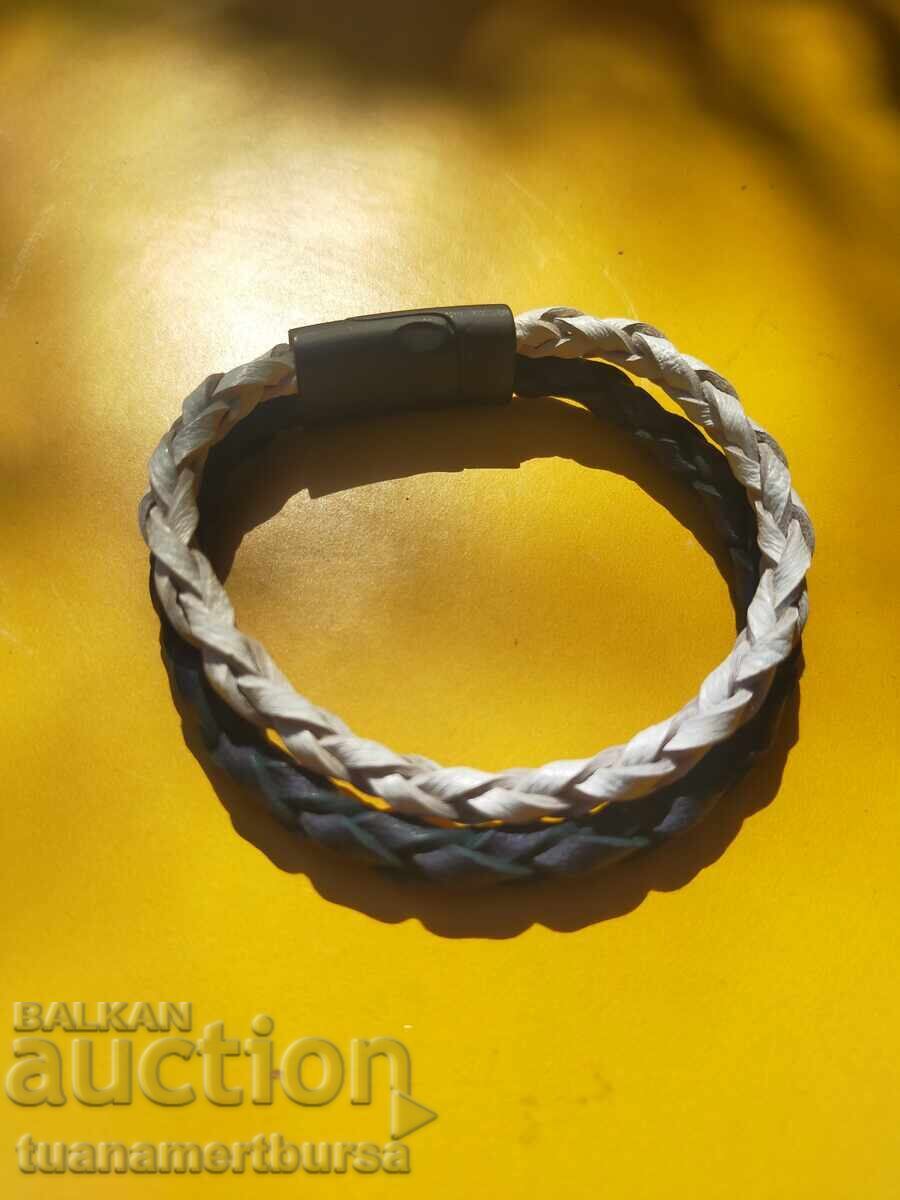 O brățară din piele