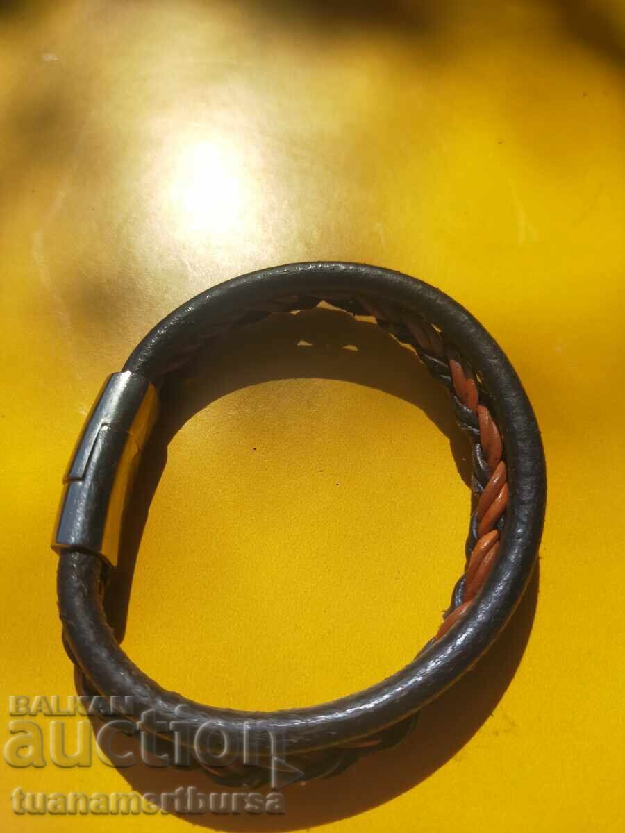 O brățară din piele cu preț € 8.00 | 15.65 BGN