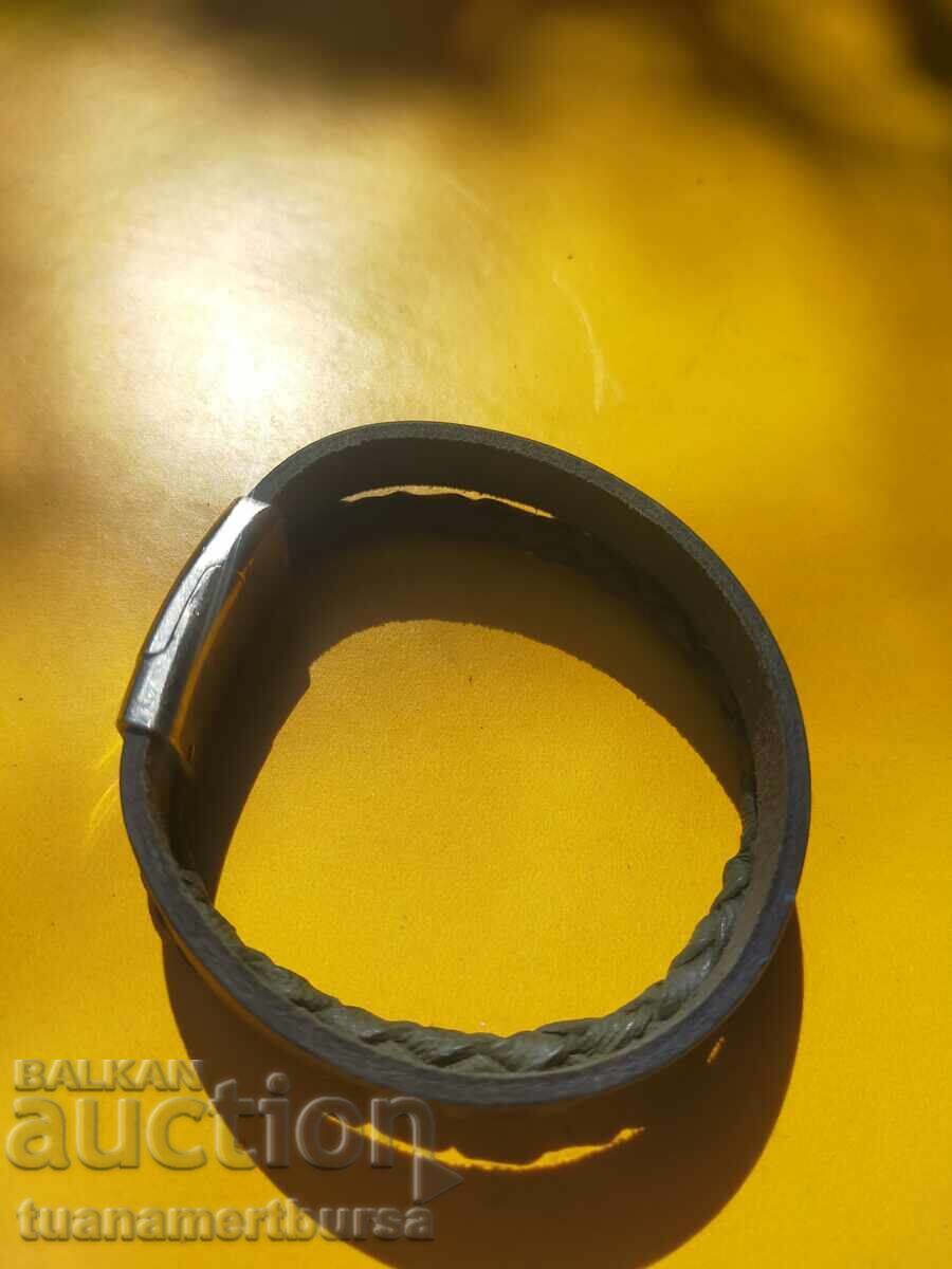 O brățară din piele cu preț € 8.00 | 15.65 BGN