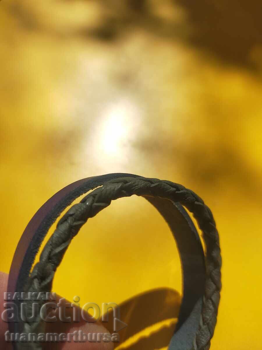 Livrarea O brățară din piele