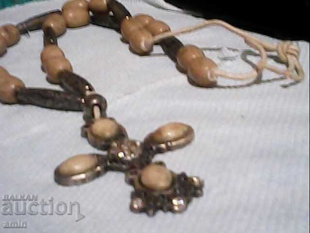 Colier argintat vechi cu cruce și pietre naturale cu preț € 7.00 | 13.69 BGN