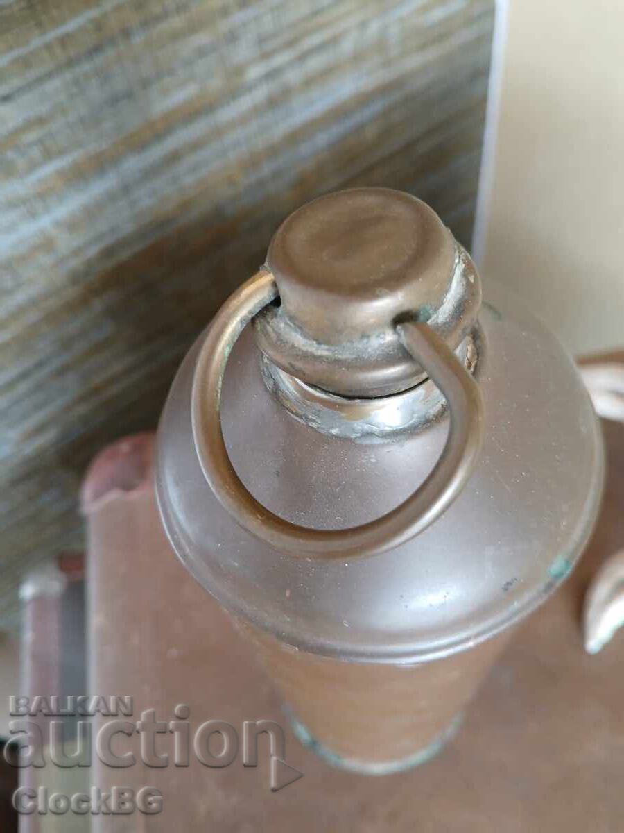 Recipient cilindric vintage din cupru cu capac și inel cu preț € 19.00 | 37.16 BGN Recipient cilindric vintage din cupru cu capac și inel cu preț € 19.00 | 37.16 BGN