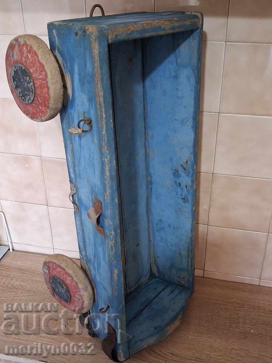 Българска Детска играчка от дърво каручка нач 20-ти век с цена € 122.99 | 240.55 лв.