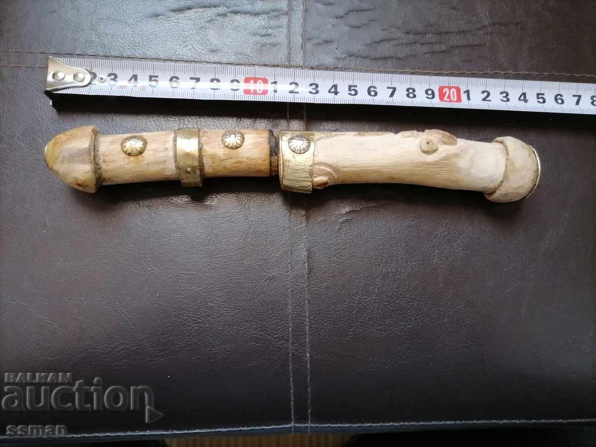 Vechi cuțit cu mâner din bronz sculptat