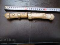 Vechi cuțit cu mâner din bronz sculptat
