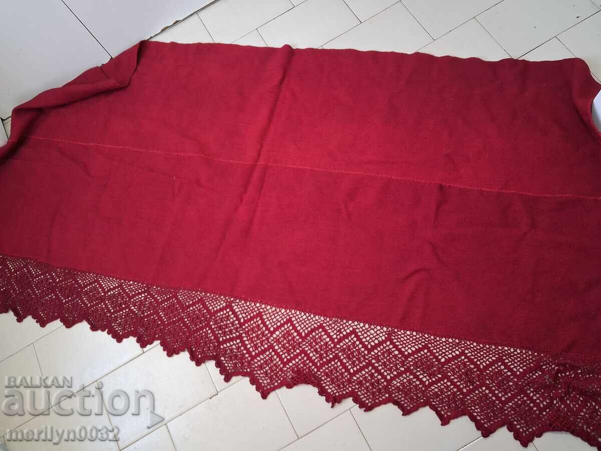 Стара вълнена покривка за легло от червен шаяк с дантела с цена € 76.64 | 149.90 лв.