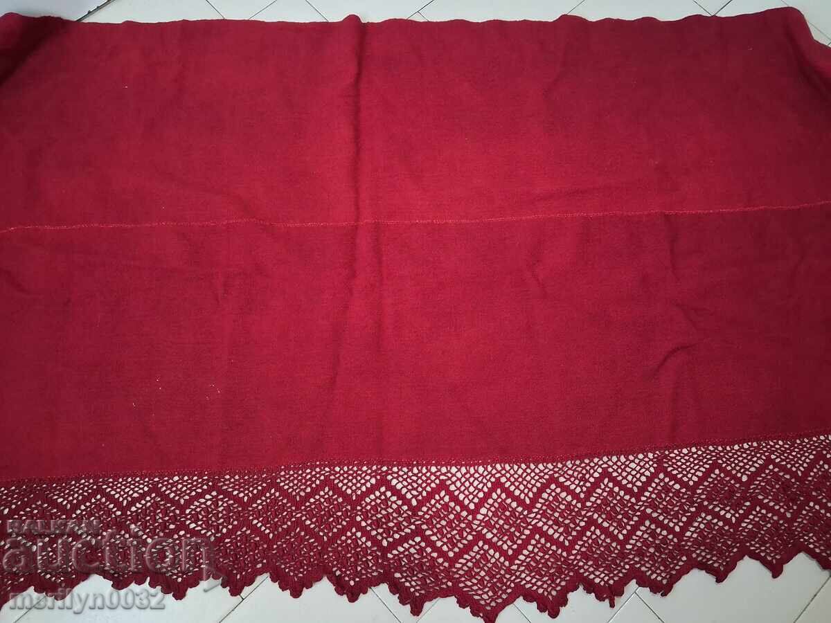 Стара вълнена покривка за легло от червен шаяк с дантела