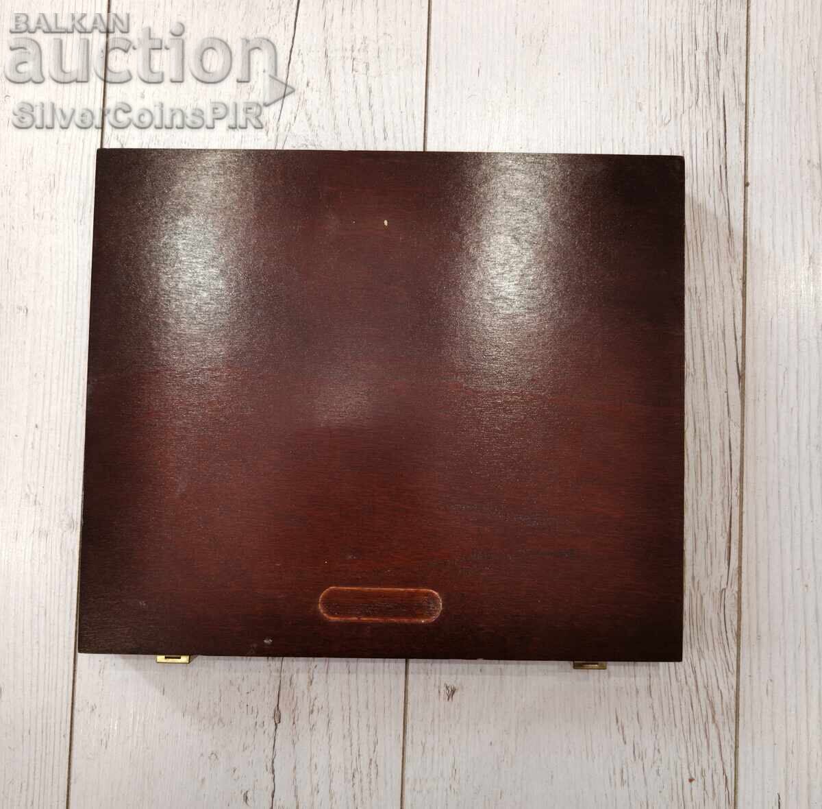 Μεγάλο Κουτί για 12 νομίσματα με τιμή € 19.00 | 37.16 BGN Μεγάλο Κουτί για 12 νομίσματα με τιμή € 19.00 | 37.16 BGN