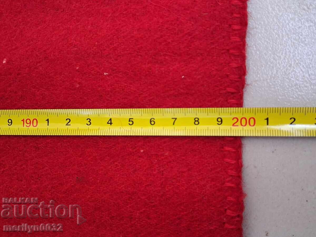 Licitație Cuvertură de pat veche din lână, postav roșu, cu dantelă