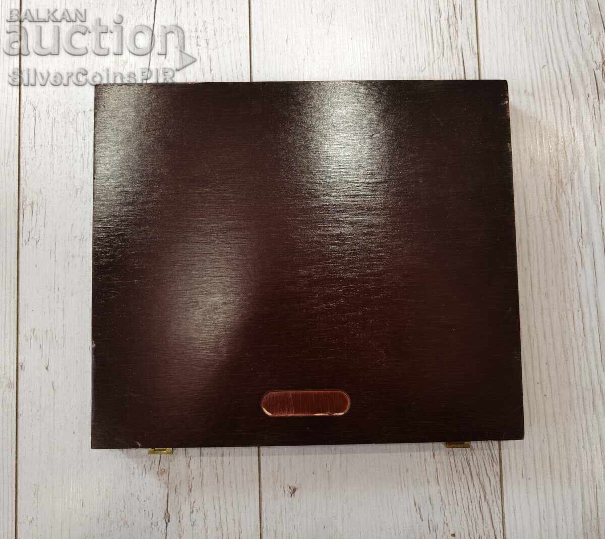 Μεγάλο Κουτί για 12 νομίσματα με τιμή € 23.22 | 45.41 BGN Μεγάλο Κουτί για 12 νομίσματα με τιμή € 23.22 | 45.41 BGN