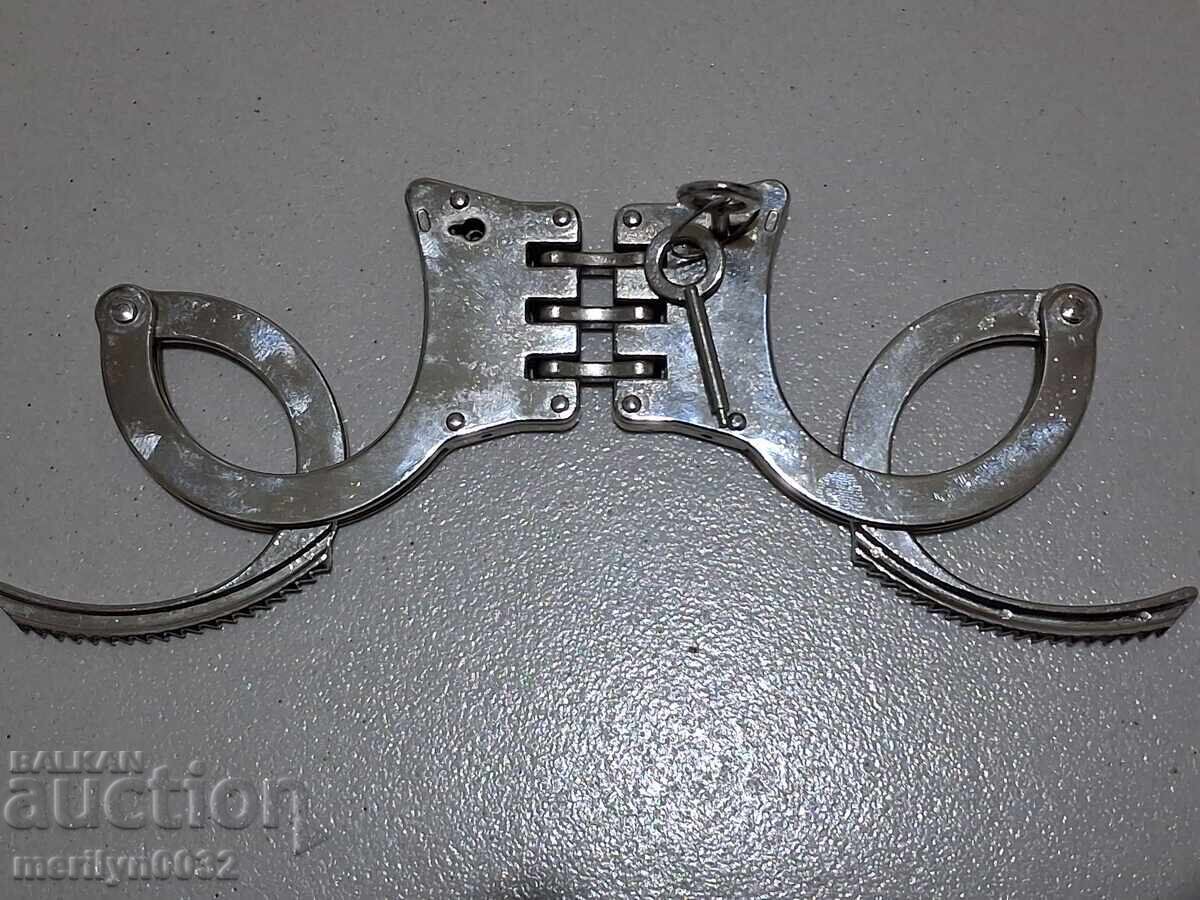 Livrarea Catușe, cătușe, lanțuri,