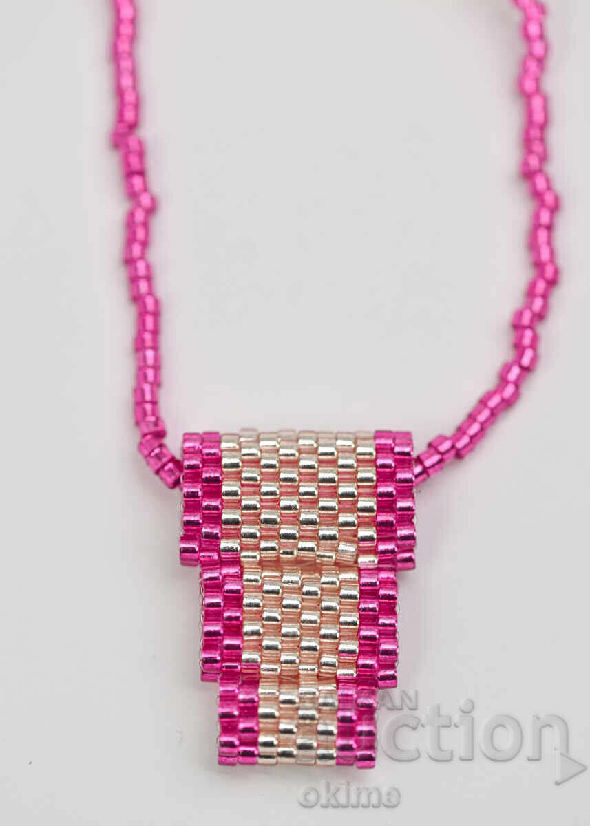 Нежно колие в цвят фукция и златисто с цена € 25.20 | 49.29 лв.