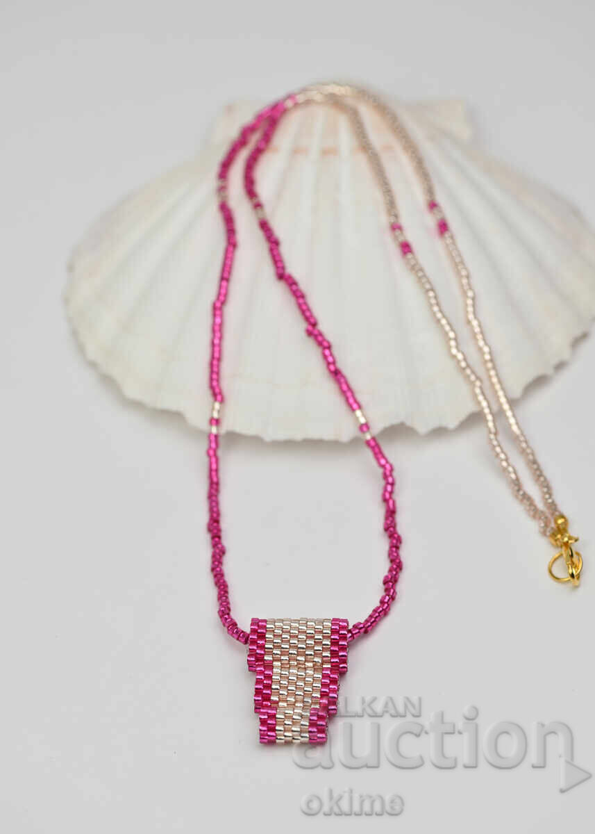 Нежно колие в цвят фукция и златисто