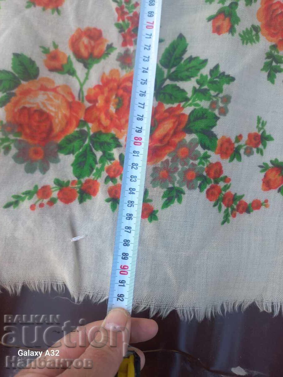 Veche eșarfă de damă purtată cu preț € 60.00 | 117.35 BGN