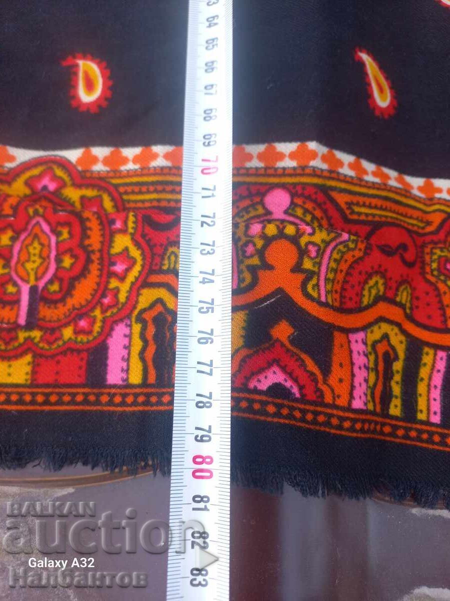 Veche eșarfă de damă purtată cu preț € 80.00 | 156.47 BGN