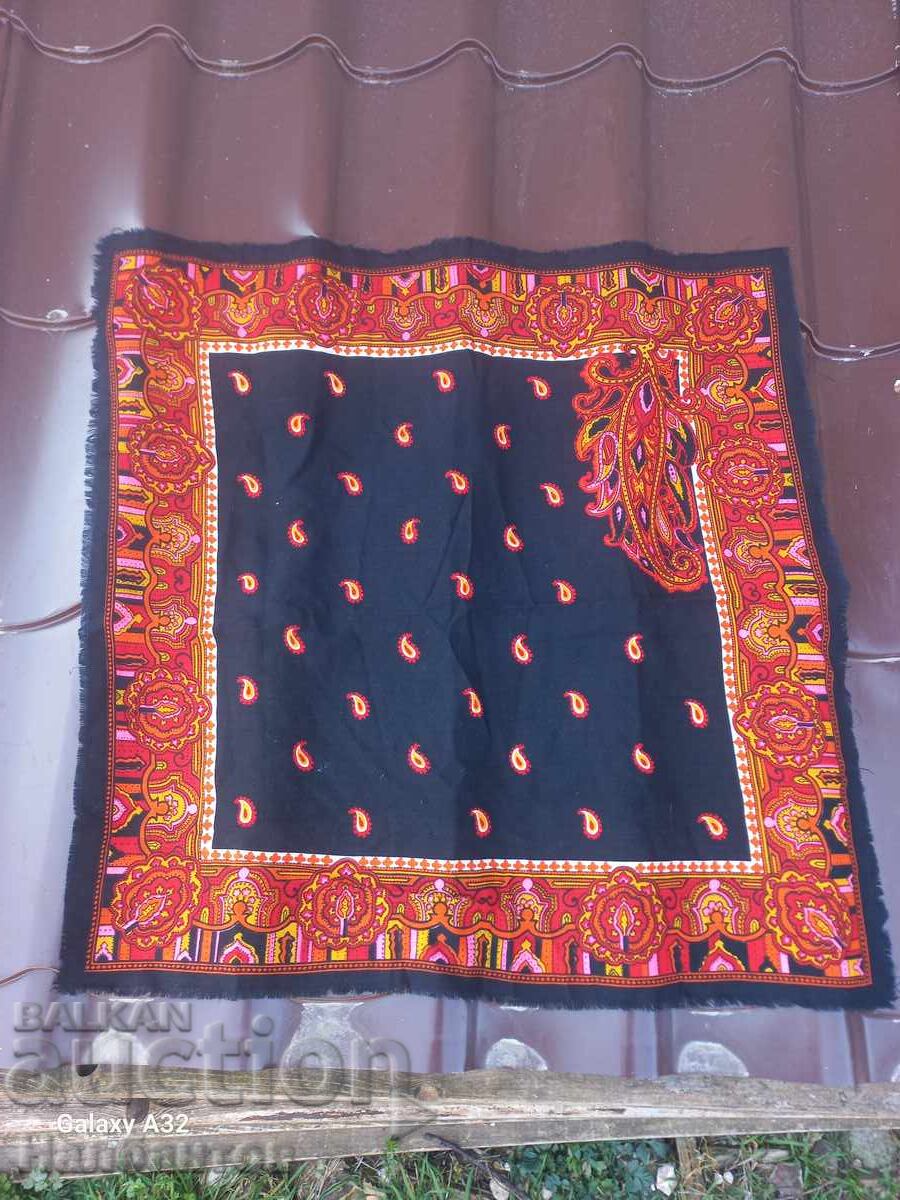 Veche eșarfă de damă purtată