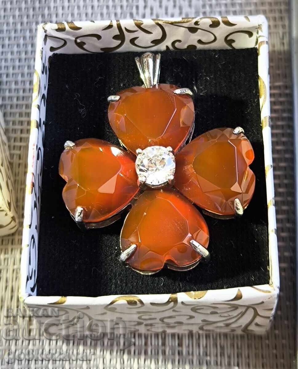 Licitație Pandantiv masiv argintiu argint 925 cu floare de carneol!