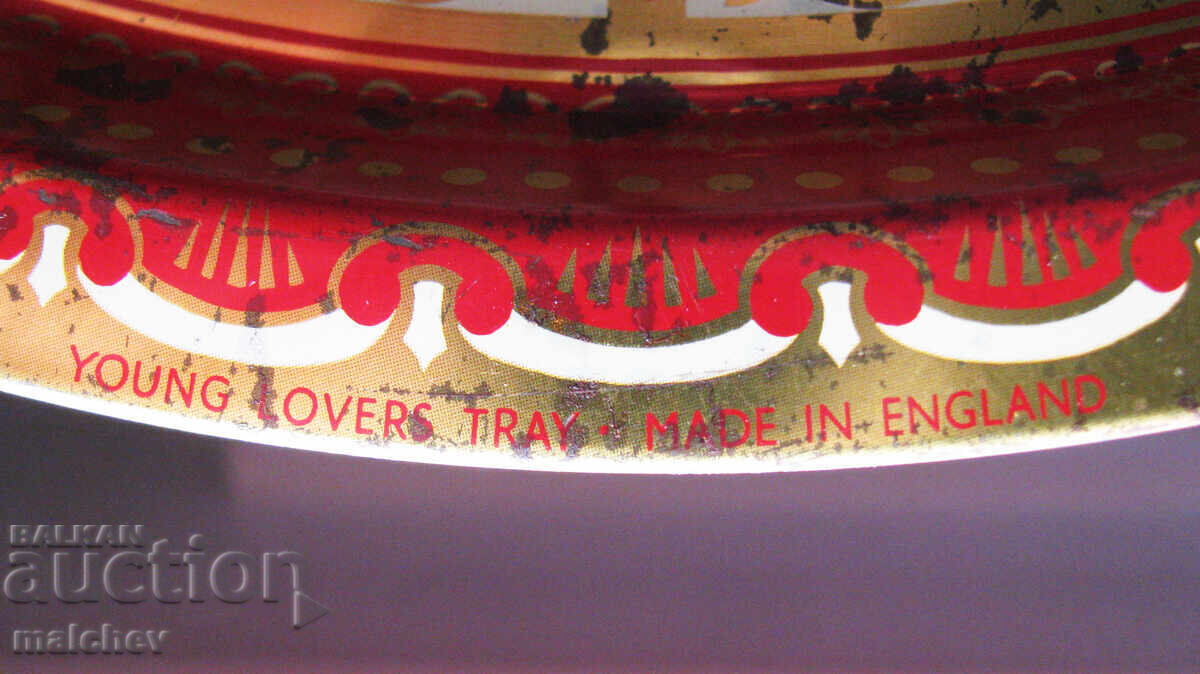 Livrarea Tavă metalică englezească veche, perechi galante, 32 cm, păstrată Livrarea Tavă metalică englezească veche, perechi galante, 32 cm, păstrată
