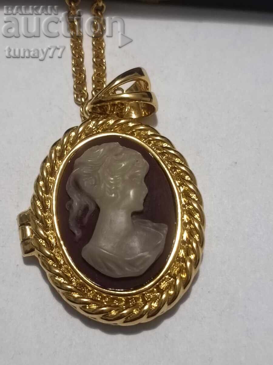 Κολιέ σε κουτί Καμέο πολύ όμορφο αντικείμενο με τιμή € 4.50 | 8.80 BGN