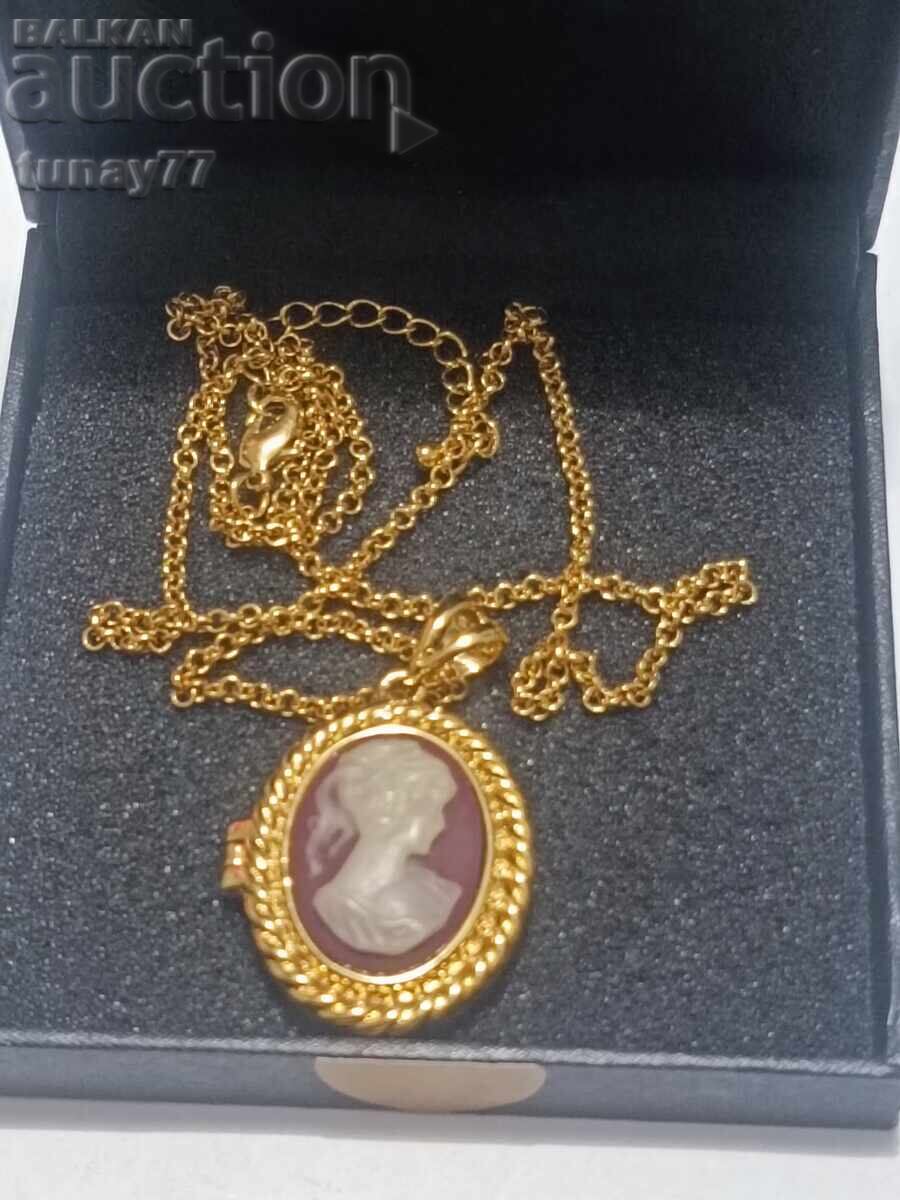 Κολιέ σε κουτί Καμέο πολύ όμορφο αντικείμενο